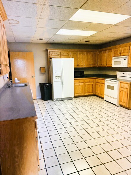 More Photos Of 1325 SW Market St, Lee's Summit Manufacturing For Lease