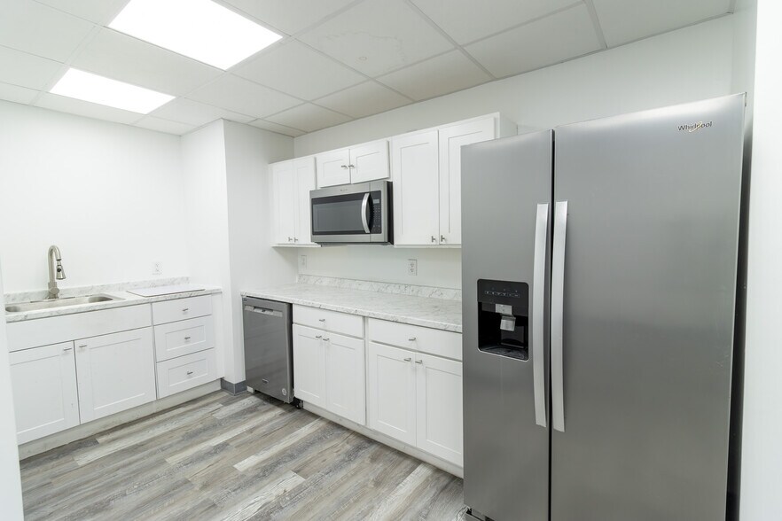 More Photos Of 2734 Burbank St, Dallas Warehouse For Lease