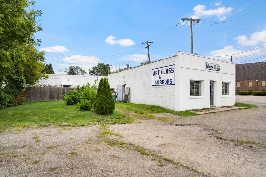 More Photos Of 32540 Utica Rd, Fraser Freestanding For Sale