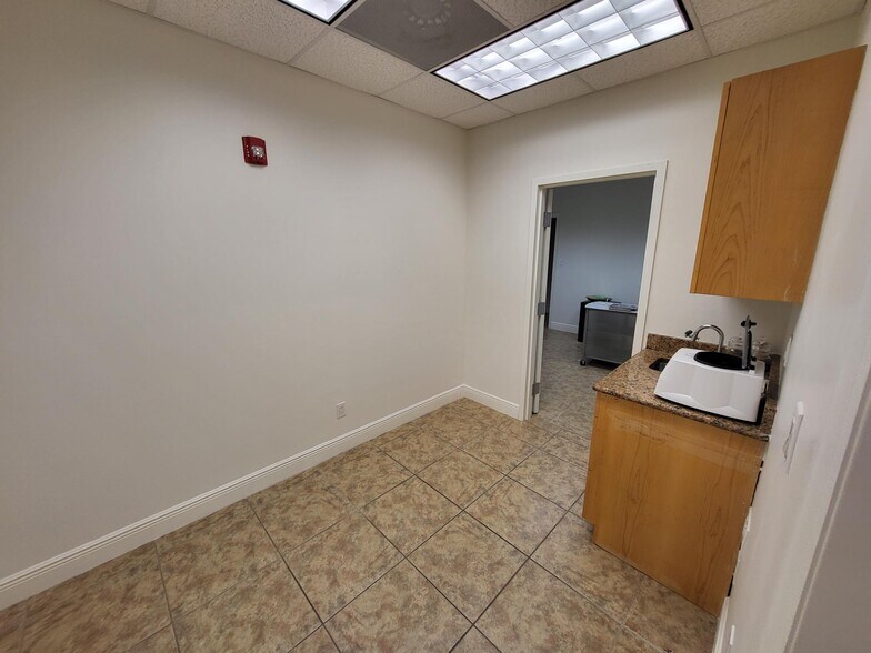 More Photos Of 681 Goodlette Rd N, Naples Medical For Sale