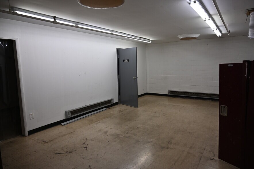 More Photos Of 2300 Claremont Ave, Ashland Freestanding For Lease