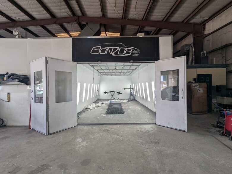More Photos Of 5320 W Parkway St, Groves Industrial For Sale