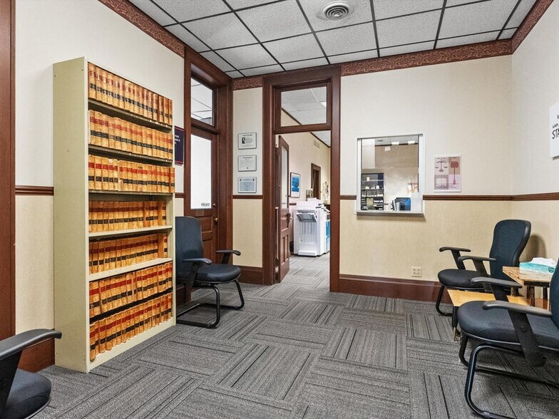 More Photos Of 921-931 8th St, Manitowoc Office For Sale