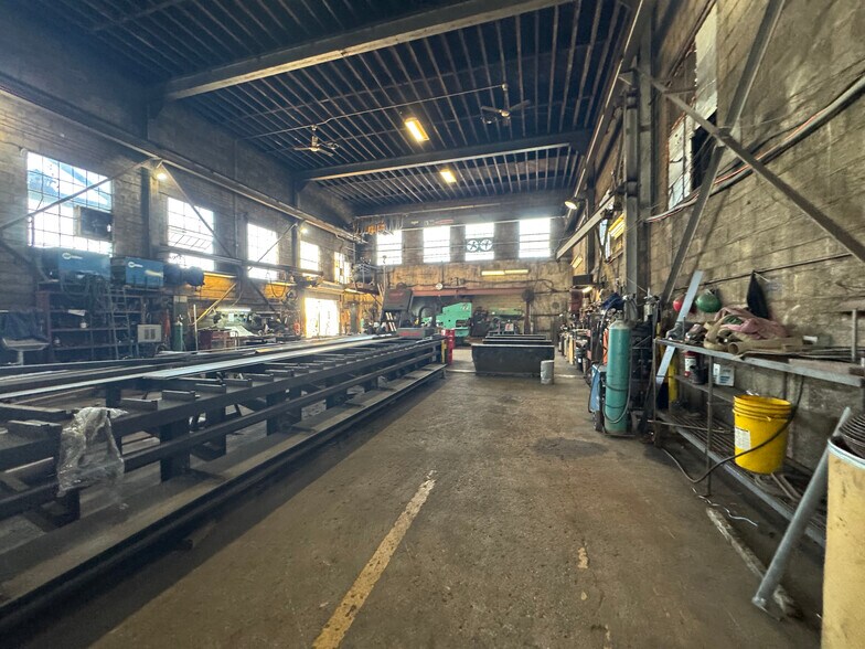 More Photos Of 115-117 S 13th St, Lindenhurst Warehouse For Lease