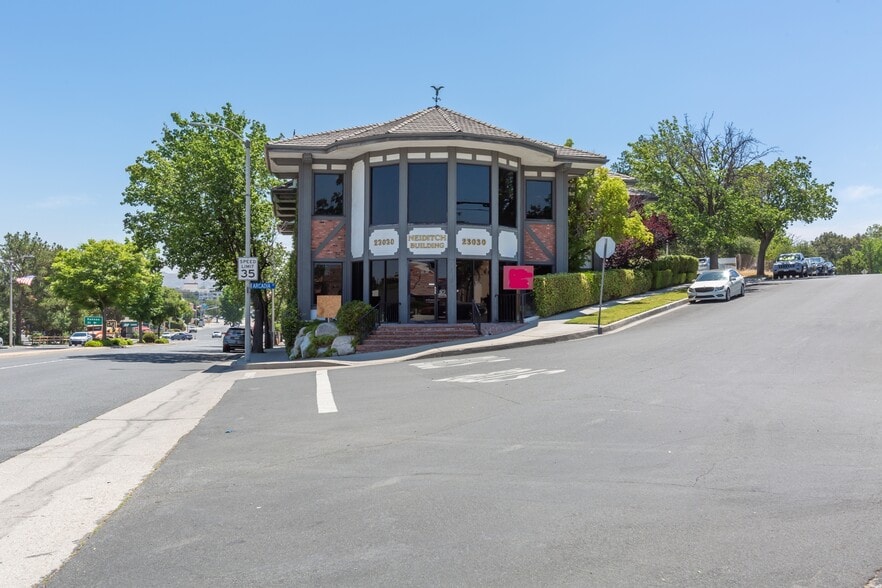 More Photos Of 23030 Lyons Ave, Santa Clarita Medical For Lease