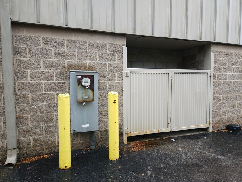 More Photos Of 825 W 75th St, Willowbrook Light Manufacturing For Lease