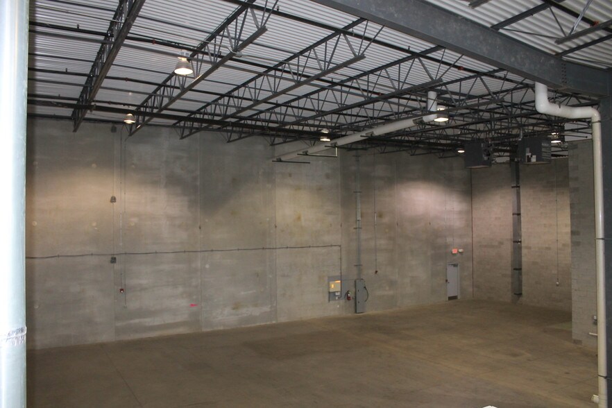 More Photos Of 340 Marshall Ave, Aurora Warehouse For Sale