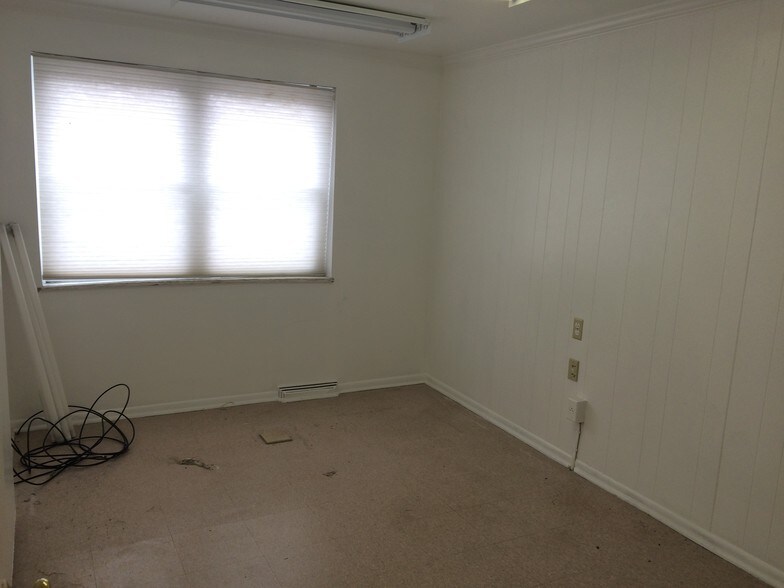More Photos Of 820 Midland Ave, Midland Storefront Retail Residential For Lease