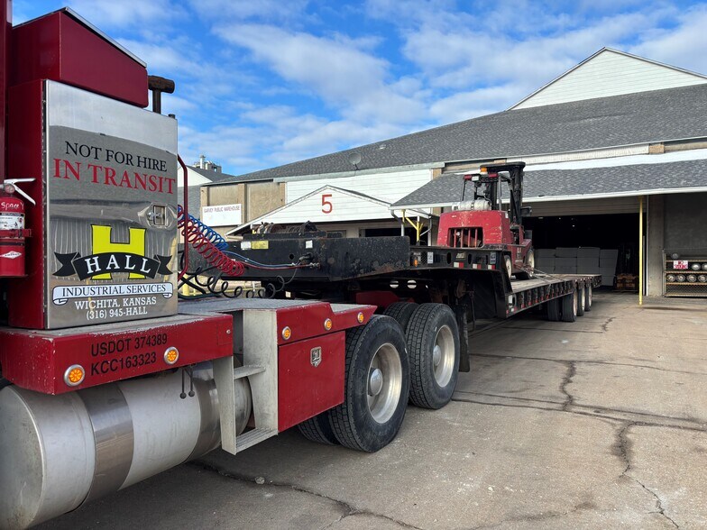 More Photos Of 5755 S Hoover Rd, Wichita Unknown For Lease