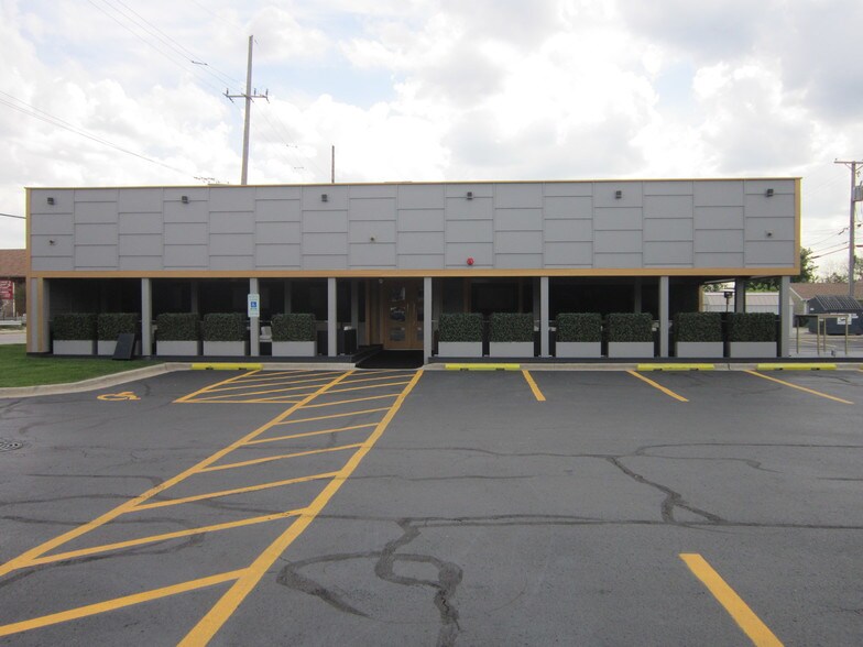 More Photos Of 9823 Lawrence Ave, Schiller Park General Retail For Lease
