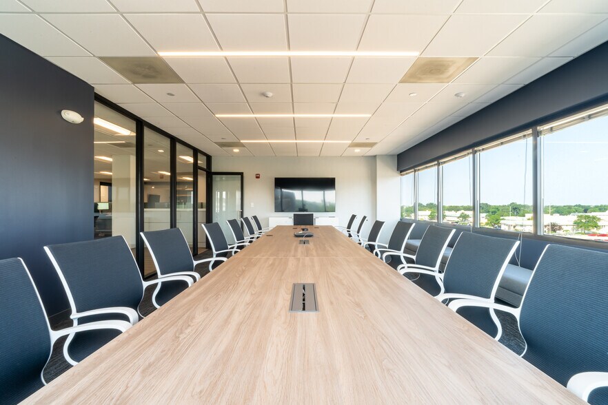 More Photos Of 6400 Shafer Ct, Rosemont Office For Lease