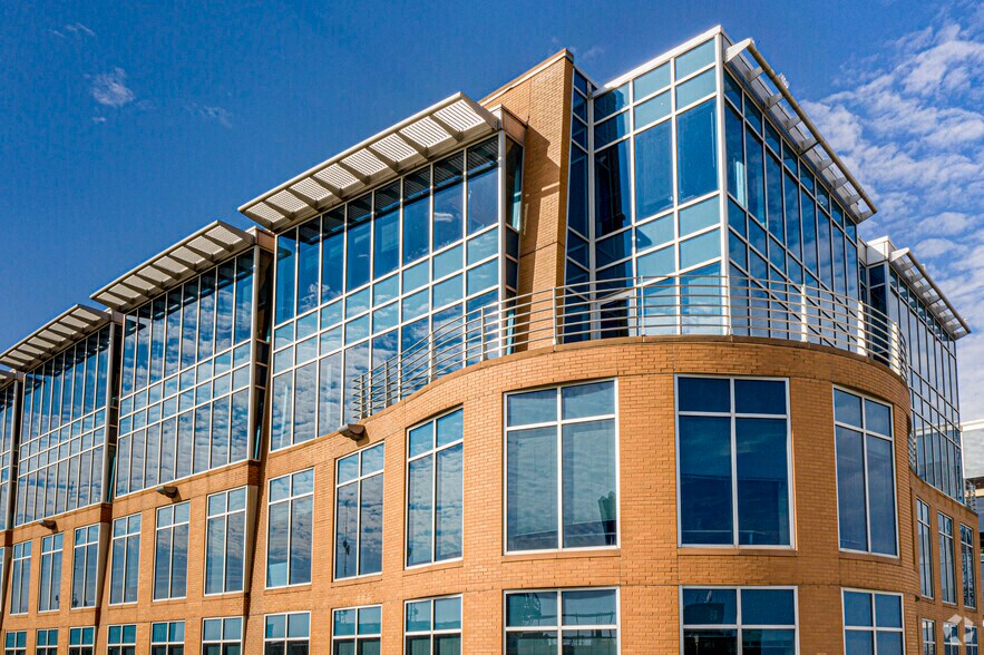 More Photos Of 10 E Doty St, Madison Office For Lease