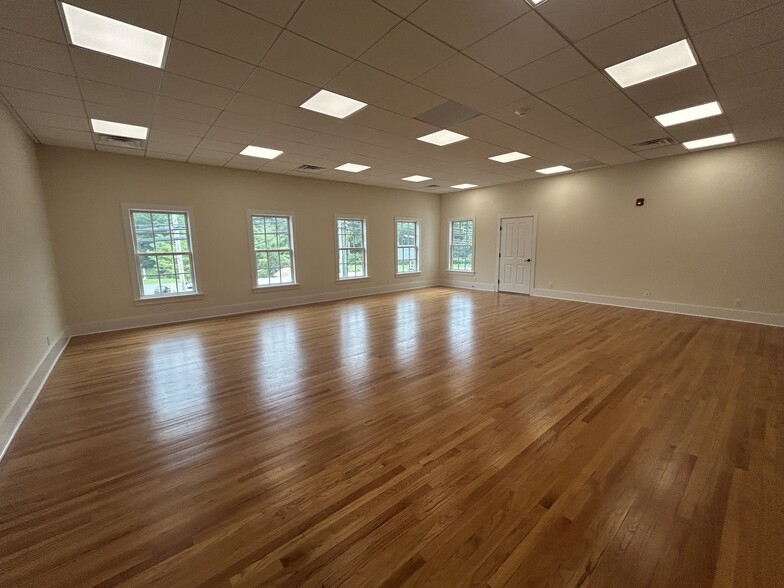 More Photos Of 6 Glen Rd, Sandy Hook Storefront For Lease