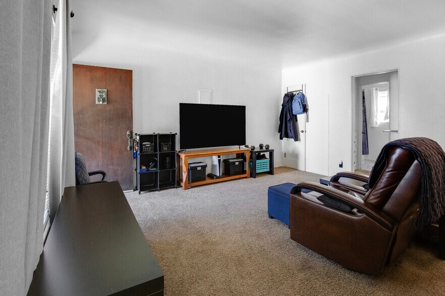 More Photos Of 209 Mira Mar Ave, Long Beach Multifamily For Sale