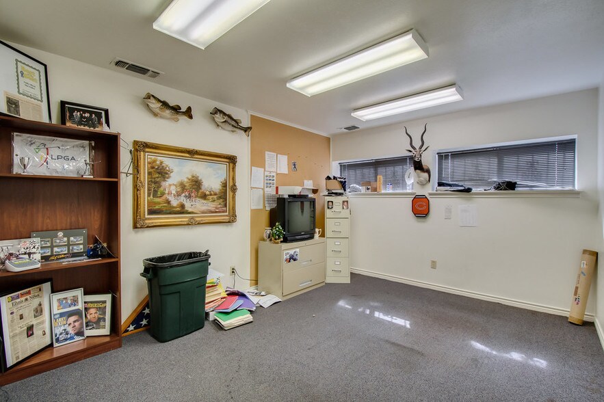 More Photos Of 1212 S Clay St, Ennis Manufacturing For Sale