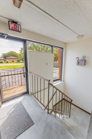 More Photos Of 5601 Victoria Dr, Oak Forest Office For Sale