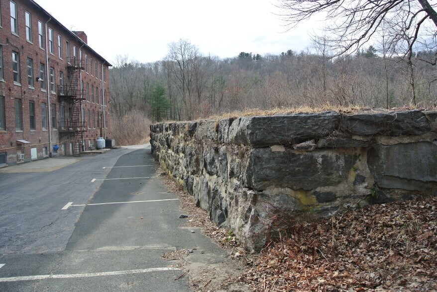 More Photos Of 37 Greenwoods Rd, New Hartford Manufacturing For Lease