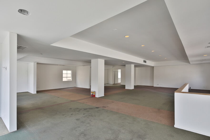 More Photos Of 853-857 N La Cienega Blvd, West Hollywood Restaurant For Lease