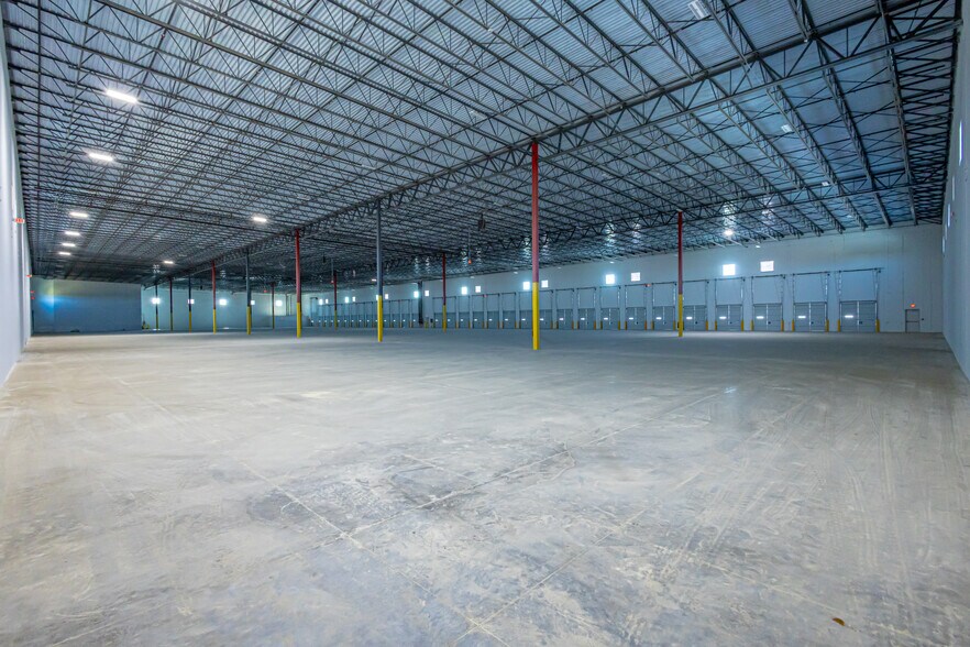 More Photos Of 101 Man United St, Laredo Warehouse For Lease