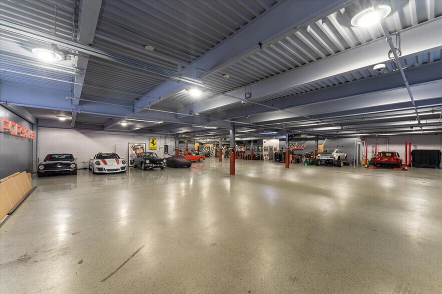 More Photos Of 85 Pine Hollow Rd, Oyster Bay Showroom For Lease