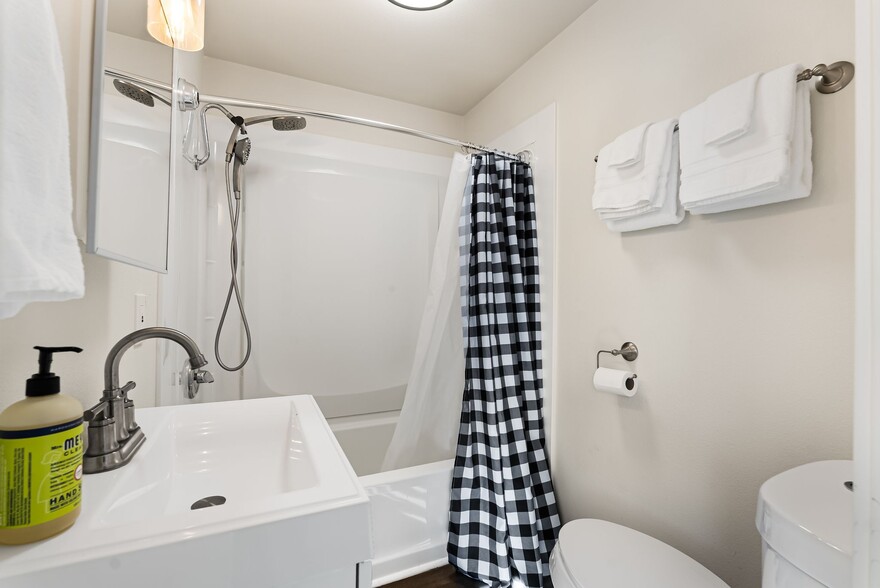 More Photos Of 501 N 4th Ave, Sandpoint Hotel For Sale