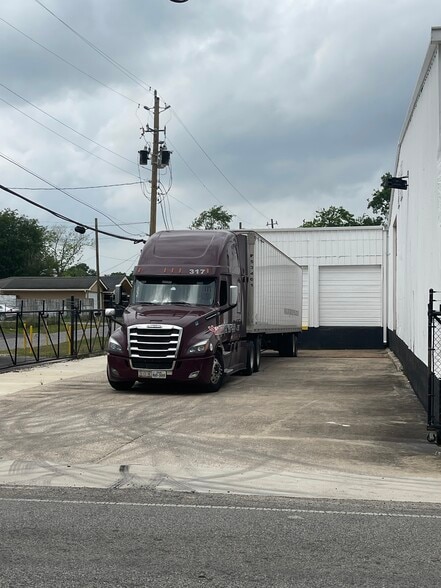 More Photos Of 14236 Gainesville St, Houston Warehouse For Lease