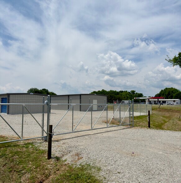 More Photos Of 161 Oak Grove Rd, Decherd Flex For Sale