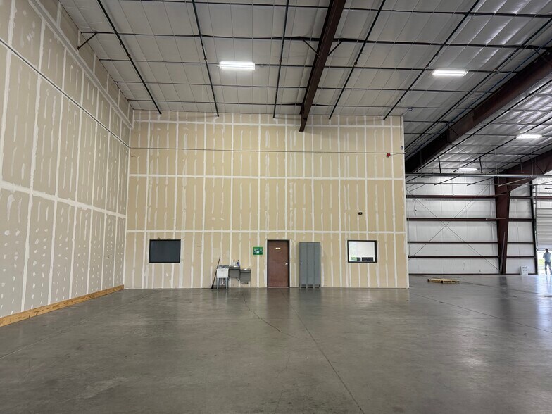 More Photos Of 1000 Schroeder Dr, Waco Warehouse For Lease