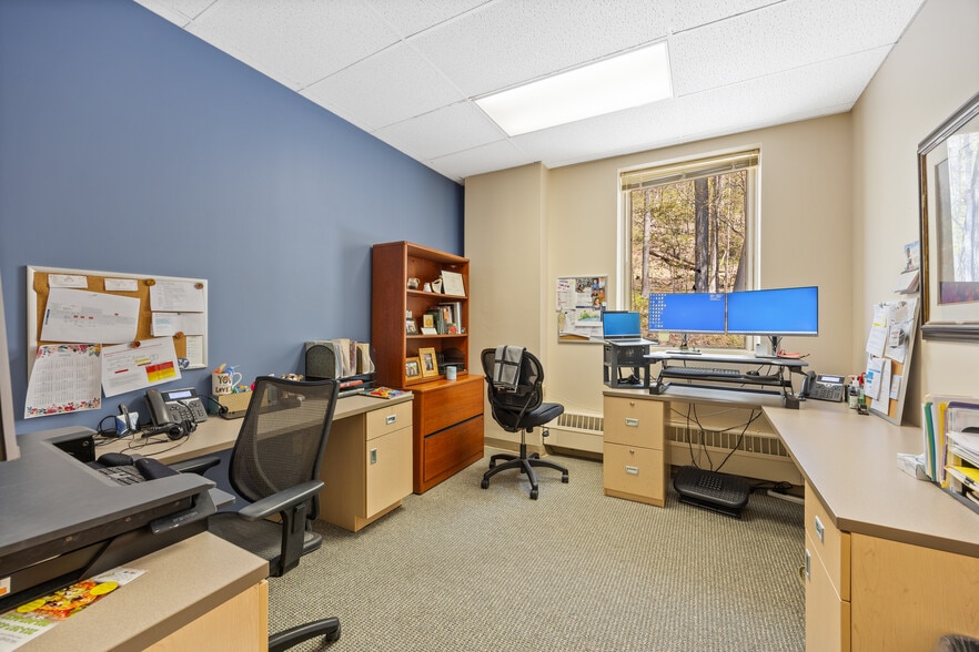 More Photos Of 19 Lunar Dr, Woodbridge Medical For Lease