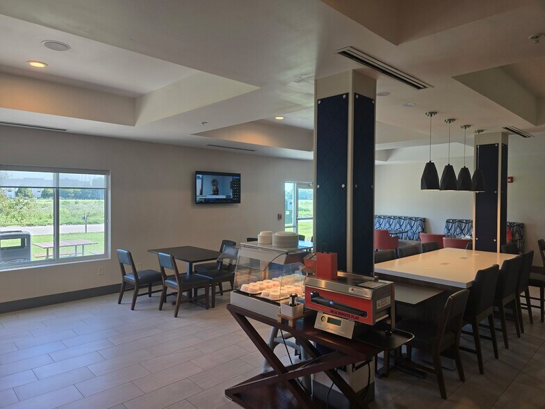 More Photos Of 4020 S Grand Ave, York Hospitality For Sale