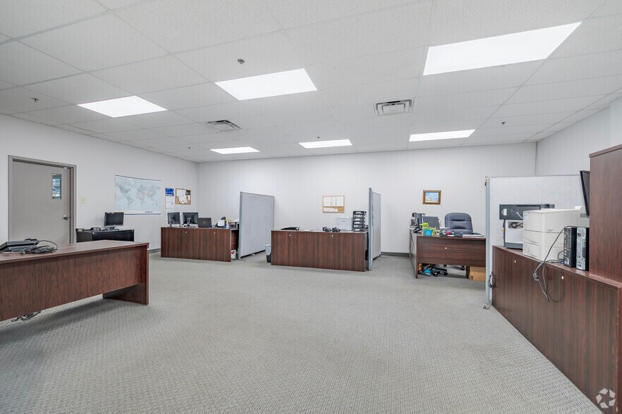 More Photos Of 81 Boul Brunswick, Dollard-des-Ormeaux Warehouse For Lease