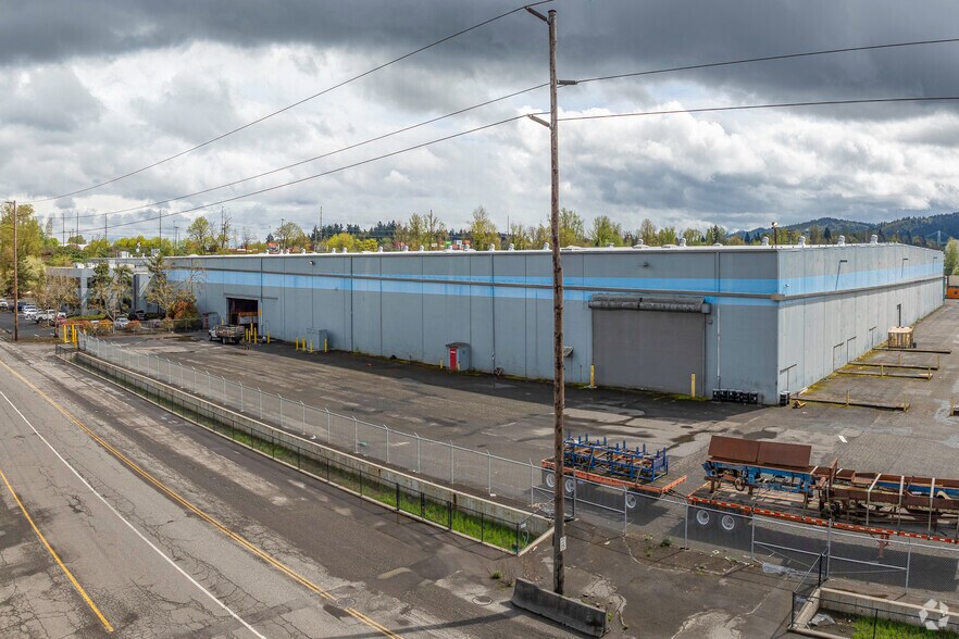 More Photos Of 9040 N Burgard Way, Portland Manufacturing For Lease