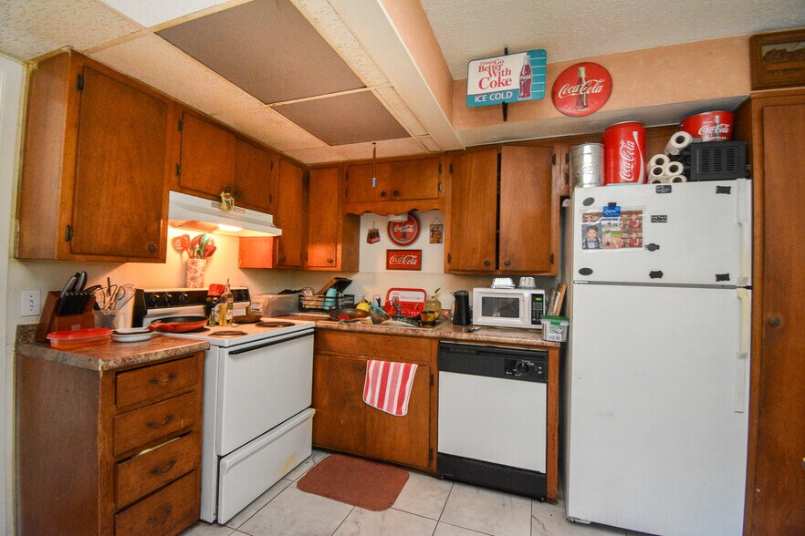 More Photos Of 1805 Rosemary Ave, Victoria Apartments For Sale