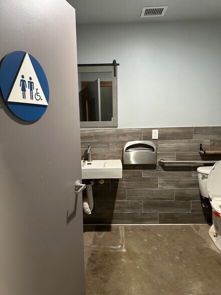 More Photos Of 720 Olive Dr, Davis Warehouse For Lease