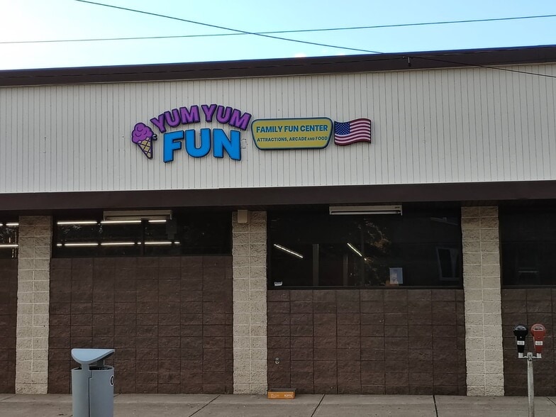 More Photos Of 125 E Main St, Plymouth Drugstore For Lease