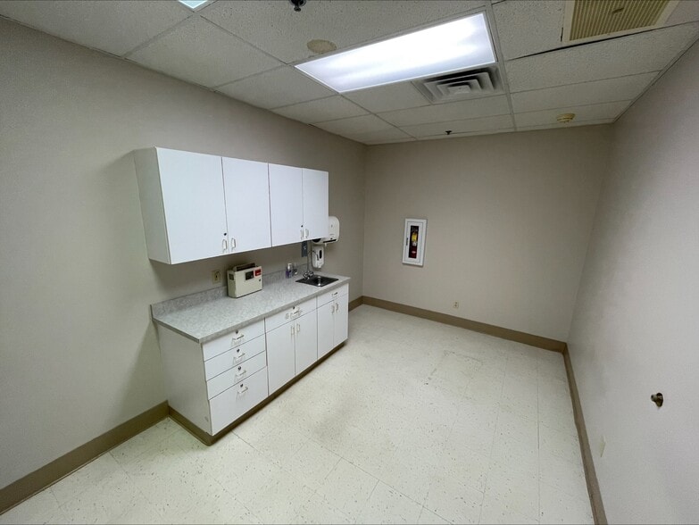 More Photos Of 230-270 E Day Rd, Mishawaka Medical For Lease