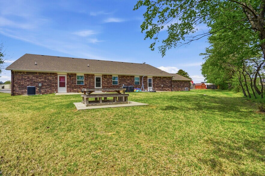 More Photos Of 2611 E Heritage Pky, Farmington Office For Sale