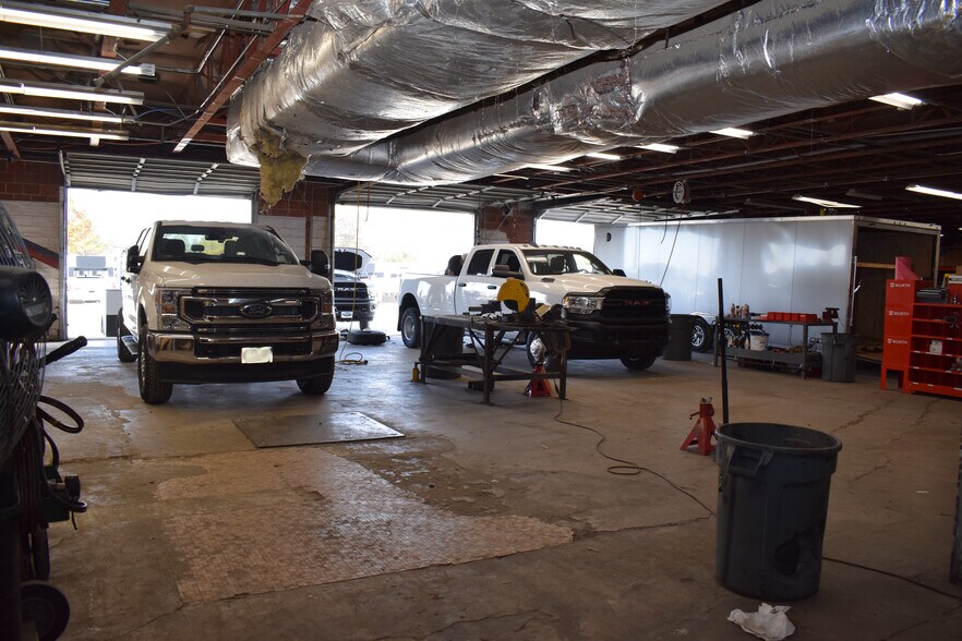 More Photos Of 1039 N Loop 12 Blvd, Irving Light Manufacturing For Sale