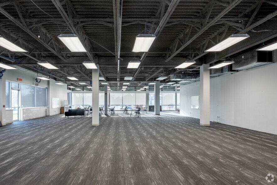 More Photos Of 2955 Rue Jules-Brillant, Laval Office For Sale