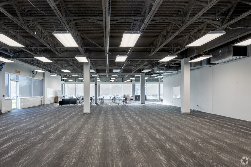 More Photos Of 2955 Rue Jules-Brillant, Laval Office For Lease