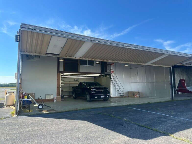 More Photos Of 10 Hangar Rd, Vineyard Haven Warehouse For Lease
