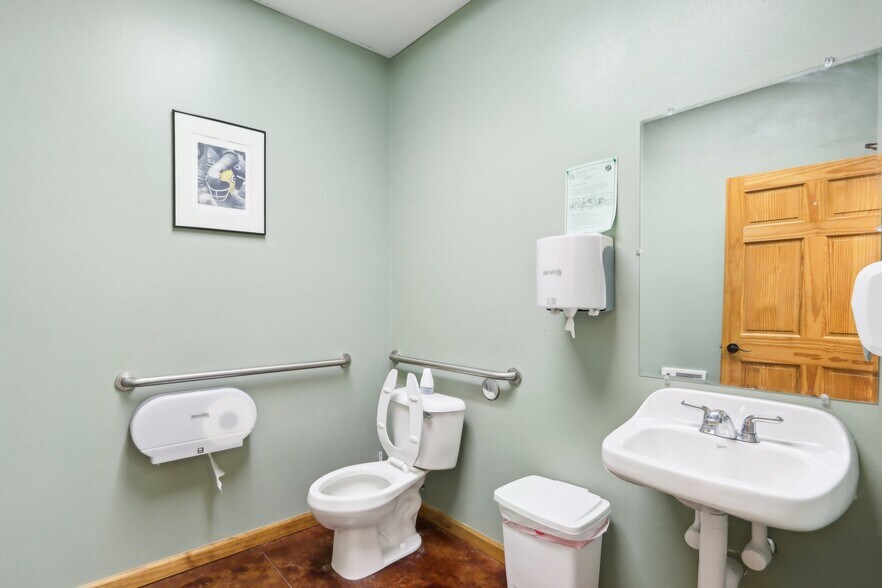 More Photos Of 680 Enterprise Dr, Lake Mills Freestanding For Lease