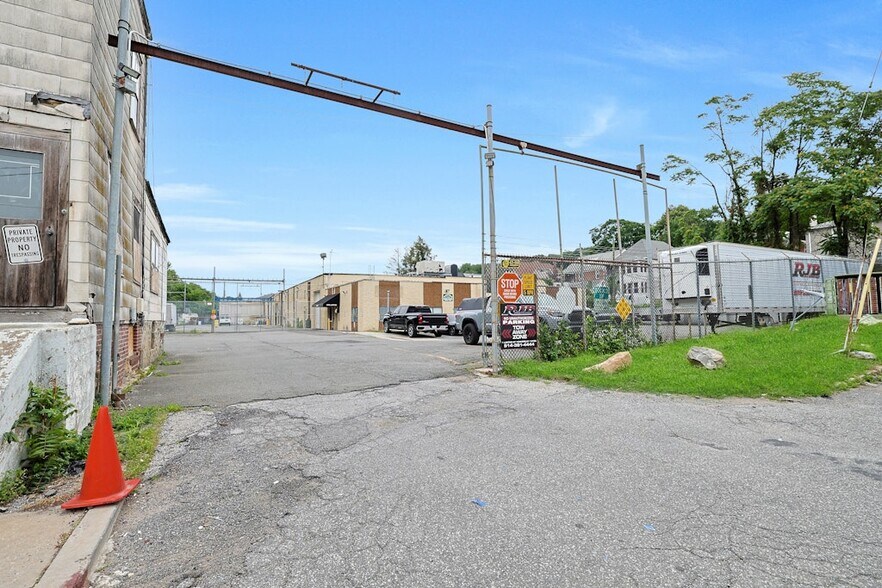 More Photos Of 1 Lawton St, Yonkers Manufacturing For Sale