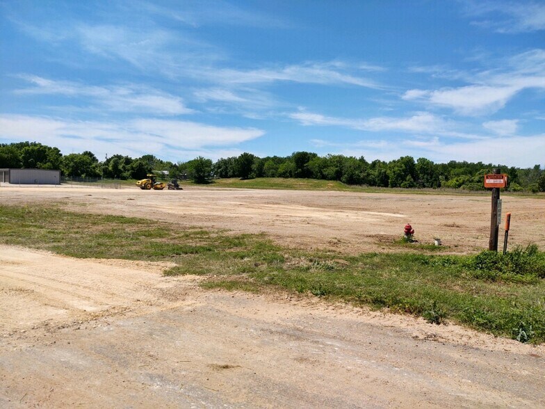 More Photos Of 879 W State Highway 71, Smithville Land For Lease