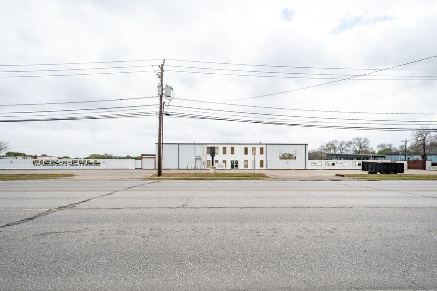 More Photos Of 2133 Shaver St, Pasadena Distribution For Sale