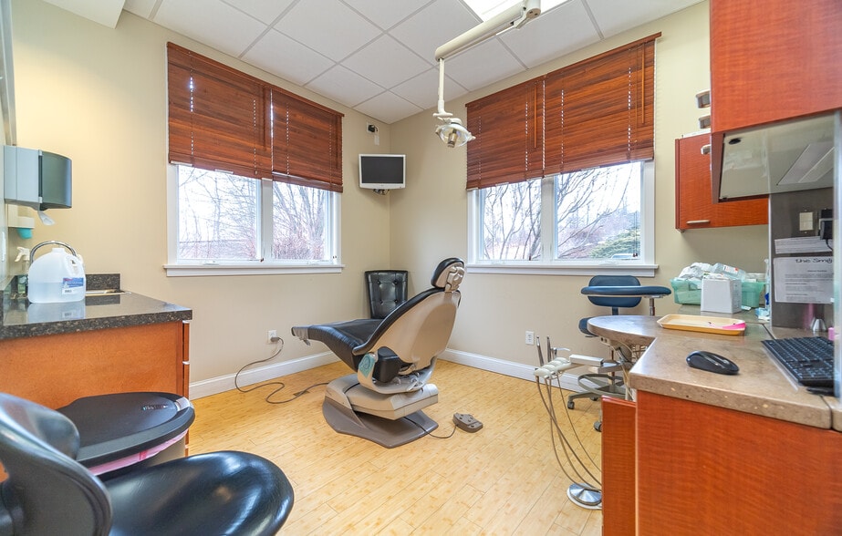 More Photos Of 30 Country Squire Dr, Cromwell Medical For Sale