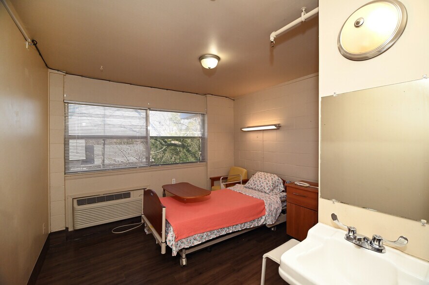 1001 N Armstrong Ave, Denison, TX 75020 Assisted Living For Sale