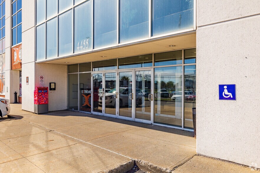 More Photos Of 4451-4479 Laval Aut W, Laval Showroom For Lease
