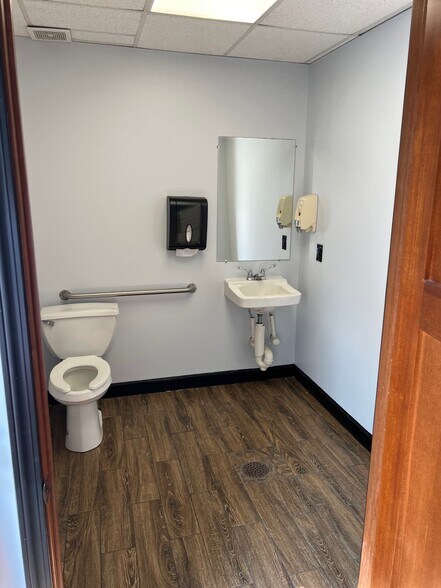 More Photos Of 6040 Baumgartner Industrial Dr, Saint Louis Warehouse For Sale