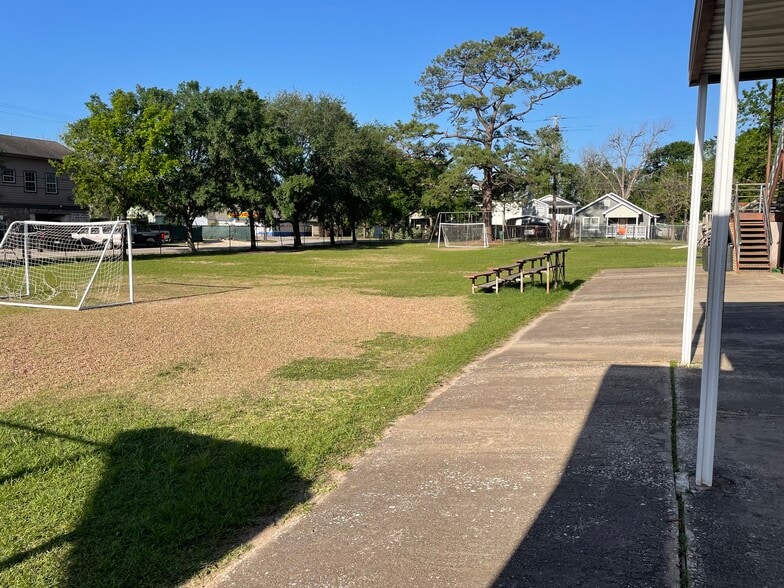 More Photos Of 522 Lindale St, Houston Religious Facility For Sale